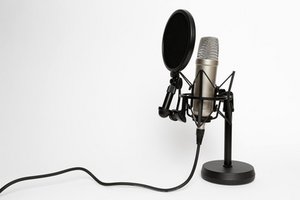 Das Bild zeigt ein Großmembran-Mikrophon mit Pop-Schutz