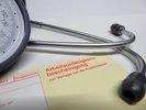 Bild mit Krankenschein und Stethoskop