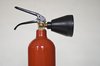 Das Bild zeigt einen Feuerlöscher.