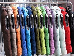 Kleiderständer mit Jacken