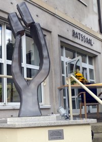 Die Skulptur "Miteinander"